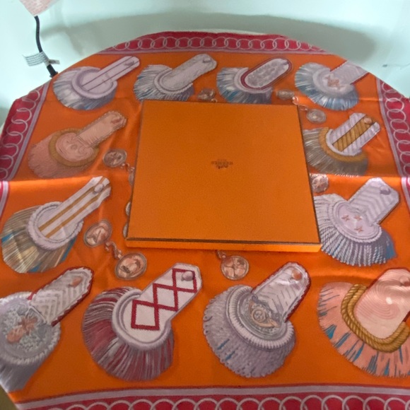 Hermès 25’ Silk Square Orange & Fuschia w/Box - Picture 7 of 8